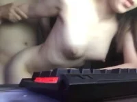 Đang ngồi làm thì em cởi đồ làm luôn nháy tại bàn