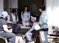 Người vợ đáng thương bị đám nhân viên công ty xây dựng của chồng cưỡng hiếp