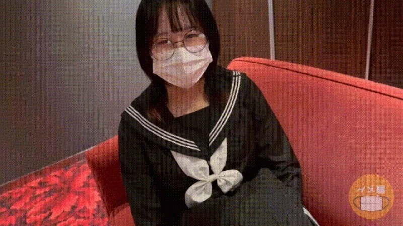 FC2-PPV-4793882 Một cô gái đeo kính giản dị bị lừa tưởng rằng đó là video hình ảnh và quay phim và bôi kem IMEDAMAFC2